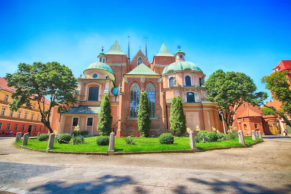 Wroclaw, Polonya - 18 Temmuz 2017: Wroclaw Old Town. Katedral adadır (Ostrow Tumski) şehrin en eski parçası. Tarihi binalar bir yaz gününde. Aşağı Silezya, Polonya, Avrupa'nın başkenti.