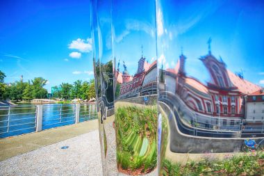 Wroclaw, Polonya - 29 Temmuz 2017: Nava heykel Oskar Zieta, Daliowa Adası'nda inşa tarafından tasarlanmış. Nedeniyle Nava (farklı her zaman duygu çevresini yansıtan çelik yüzeyi parlak).