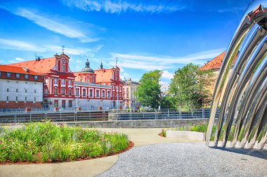 Wroclaw, Polonya - 29 Temmuz 2017: Nava heykel Oskar Zieta, Daliowa Adası'nda inşa tarafından tasarlanmış. Nedeniyle Nava (farklı her zaman duygu çevresini yansıtan çelik yüzeyi parlak).