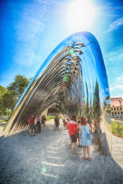 Wroclaw, Polonya - 29 Temmuz 2017: Nava heykel Oskar Zieta, Daliowa Adası'nda inşa tarafından tasarlanmış. Nedeniyle Nava (farklı her zaman duygu çevresini yansıtan çelik yüzeyi parlak).