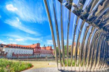 Wroclaw, Polonya - 29 Temmuz 2017: Nava heykel Oskar Zieta, Daliowa Adası'nda inşa tarafından tasarlanmış. Nedeniyle Nava (farklı her zaman duygu çevresini yansıtan çelik yüzeyi parlak).