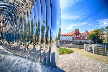 Wroclaw, Polonya - 29 Temmuz 2017: Nava heykel Oskar Zieta, Daliowa Adası'nda inşa tarafından tasarlanmış. Nedeniyle Nava (farklı her zaman duygu çevresini yansıtan çelik yüzeyi parlak).