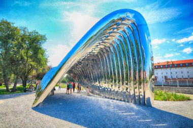 Wroclaw, Polonya - 29 Temmuz 2017: Nava heykel Oskar Zieta, Daliowa Adası'nda inşa tarafından tasarlanmış. Nedeniyle Nava (farklı her zaman duygu çevresini yansıtan çelik yüzeyi parlak).