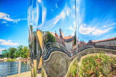 Wroclaw, Polonya - 29 Temmuz 2017: Nava heykel Oskar Zieta, Daliowa Adası'nda inşa tarafından tasarlanmış. Nedeniyle Nava (farklı her zaman duygu çevresini yansıtan çelik yüzeyi parlak).