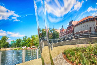 Wroclaw, Polonya - 29 Temmuz 2017: Nava heykel Oskar Zieta, Daliowa Adası'nda inşa tarafından tasarlanmış. Nedeniyle Nava (farklı her zaman duygu çevresini yansıtan çelik yüzeyi parlak).