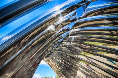 Wroclaw, Polonya - 29 Temmuz 2017: Nava heykel Oskar Zieta, Daliowa Adası'nda inşa tarafından tasarlanmış. Nedeniyle Nava (farklı her zaman duygu çevresini yansıtan çelik yüzeyi parlak).