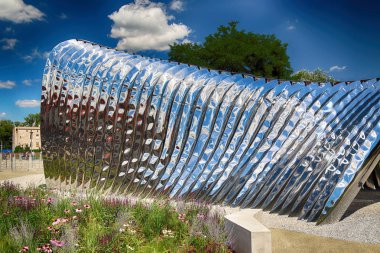 Wroclaw, Polonya - 29 Temmuz 2017: Nava heykel Oskar Zieta, Daliowa Adası'nda inşa tarafından tasarlanmış. Nedeniyle Nava (farklı her zaman duygu çevresini yansıtan çelik yüzeyi parlak).