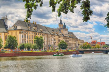 Wroclaw, Polonya - 29 Temmuz 2017: Wroclaw Old Town. Wroclaw Üniversitesi. Tekne düzeyden görüntüleyin. Aşağı Silezya, Polonya, Avrupa'nın tarihsel başkenti.
