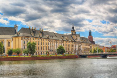 Wroclaw, Polonya - 29 Temmuz 2017: Wroclaw Old Town. Wroclaw Üniversitesi. Tekne düzeyden görüntüleyin. Aşağı Silezya, Polonya, Avrupa'nın tarihsel başkenti.