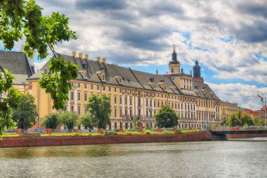 Wroclaw, Polonya - 29 Temmuz 2017: Wroclaw Old Town. Wroclaw Üniversitesi. Tekne düzeyden görüntüleyin. Aşağı Silezya, Polonya, Avrupa'nın tarihsel başkenti.