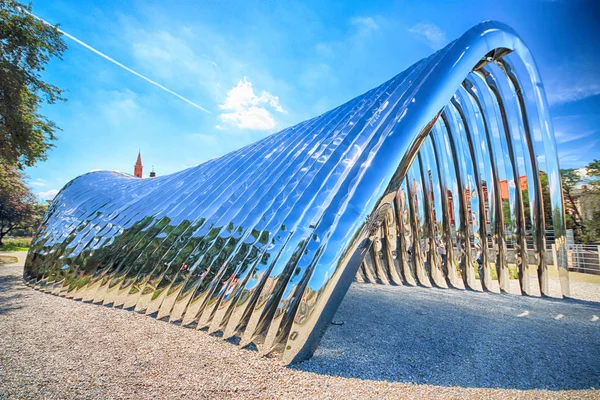 Wroclaw, Polen - 29 juli 2017: The Nawa skulptur designad av Oskar Zieta, uppförd på Daliowa ön. Tack vare polerad yta i stål Nawa återspeglar dess omgivningar (olika känsla varje gång). — Stockfoto