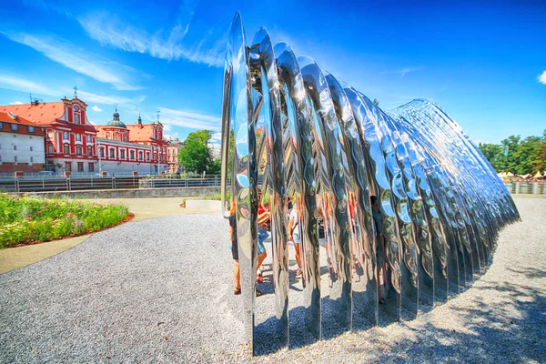 Wroclaw, Polonya - 29 Temmuz 2017: Nava heykel Oskar Zieta, Daliowa Adası'nda inşa tarafından tasarlanmış. Nedeniyle Nava (farklı her zaman duygu çevresini yansıtan çelik yüzeyi parlak).