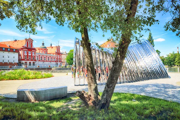 Wroclaw, Polonya - 29 Temmuz 2017: Nava heykel Oskar Zieta, Daliowa Adası'nda inşa tarafından tasarlanmış. Nedeniyle Nava (farklı her zaman duygu çevresini yansıtan çelik yüzeyi parlak).