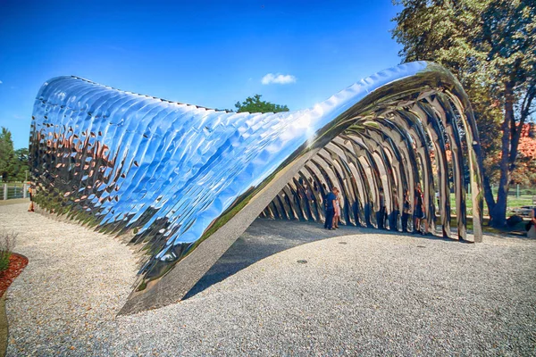 Wroclaw, Polen - 29 juli 2017: The Nawa skulptur designad av Oskar Zieta, uppförd på Daliowa ön. Tack vare polerad yta i stål Nawa återspeglar dess omgivningar (olika känsla varje gång). — Stockfoto