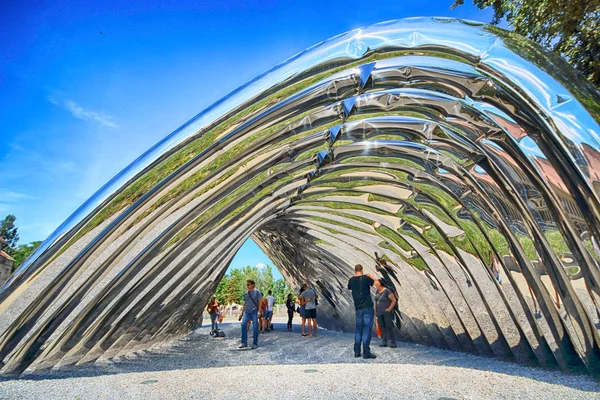 Wroclaw, Polonya - 29 Temmuz 2017: Nava heykel Oskar Zieta, Daliowa Adası'nda inşa tarafından tasarlanmış. Nedeniyle Nava (farklı her zaman duygu çevresini yansıtan çelik yüzeyi parlak).