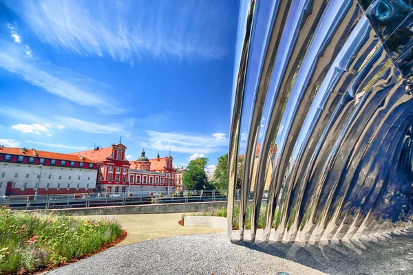 Wroclaw, Polonya - 29 Temmuz 2017: Nava heykel Oskar Zieta, Daliowa Adası'nda inşa tarafından tasarlanmış. Nedeniyle Nava (farklı her zaman duygu çevresini yansıtan çelik yüzeyi parlak).