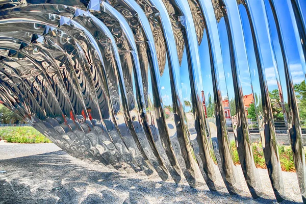 Wroclaw, Polonya - 29 Temmuz 2017: Nava heykel Oskar Zieta, Daliowa Adası'nda inşa tarafından tasarlanmış. Nedeniyle Nava (farklı her zaman duygu çevresini yansıtan çelik yüzeyi parlak).