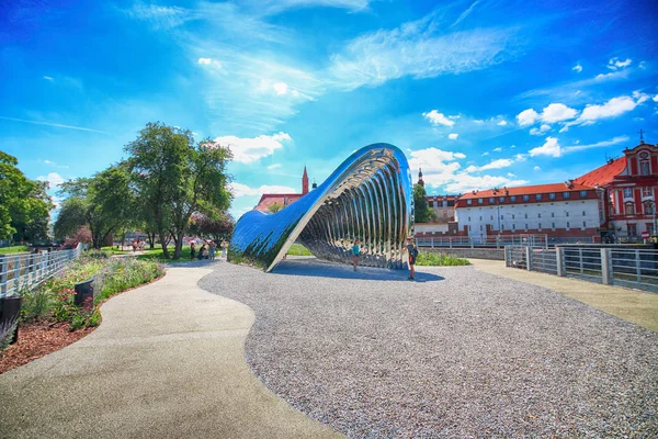 Wroclaw, Polonya - 29 Temmuz 2017: Nava heykel Oskar Zieta, Daliowa Adası'nda inşa tarafından tasarlanmış. Nedeniyle Nava (farklı her zaman duygu çevresini yansıtan çelik yüzeyi parlak).