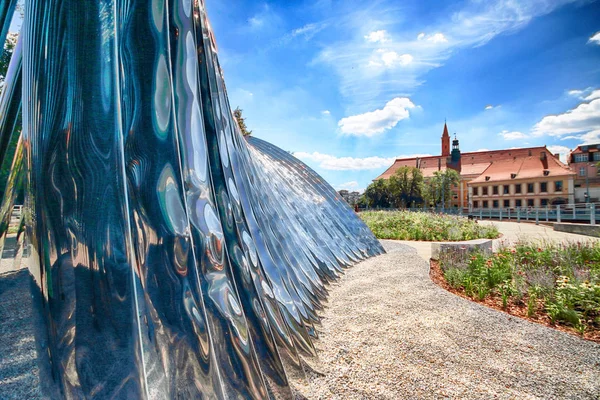 Wroclaw, Polonya - 29 Temmuz 2017: Nava heykel Oskar Zieta, Daliowa Adası'nda inşa tarafından tasarlanmış. Nedeniyle Nava (farklı her zaman duygu çevresini yansıtan çelik yüzeyi parlak).