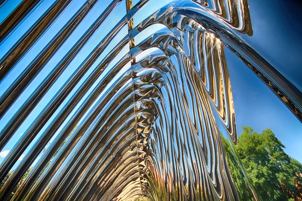 Wroclaw, Polonya - 29 Temmuz 2017: Nava heykel Oskar Zieta, Daliowa Adası'nda inşa tarafından tasarlanmış. Nedeniyle Nava (farklı her zaman duygu çevresini yansıtan çelik yüzeyi parlak).