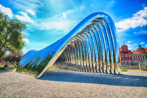 Wroclaw, Polonya - 29 Temmuz 2017: Nava heykel Oskar Zieta, Daliowa Adası'nda inşa tarafından tasarlanmış. Nedeniyle Nava (farklı her zaman duygu çevresini yansıtan çelik yüzeyi parlak).