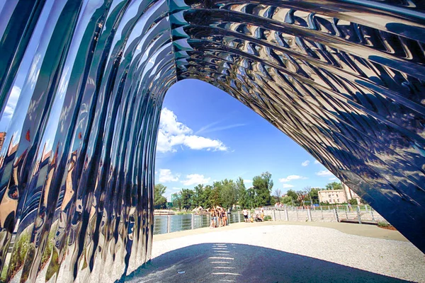 Wroclaw, Polonya - 29 Temmuz 2017: Nava heykel Oskar Zieta, Daliowa Adası'nda inşa tarafından tasarlanmış. Nedeniyle Nava (farklı her zaman duygu çevresini yansıtan çelik yüzeyi parlak).