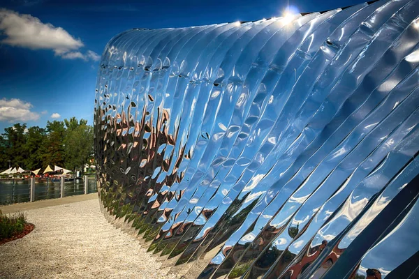 Wroclaw, Polonya - 29 Temmuz 2017: Nava heykel Oskar Zieta, Daliowa Adası'nda inşa tarafından tasarlanmış. Nedeniyle Nava (farklı her zaman duygu çevresini yansıtan çelik yüzeyi parlak).