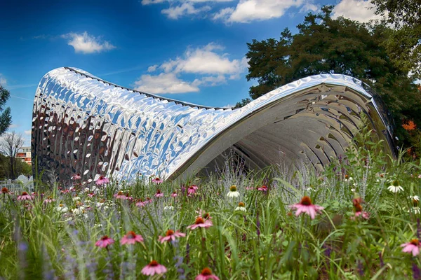 Wroclaw, Polonya - 29 Temmuz 2017: Nava heykel Oskar Zieta, Daliowa Adası'nda inşa tarafından tasarlanmış. Nedeniyle Nava (farklı her zaman duygu çevresini yansıtan çelik yüzeyi parlak).