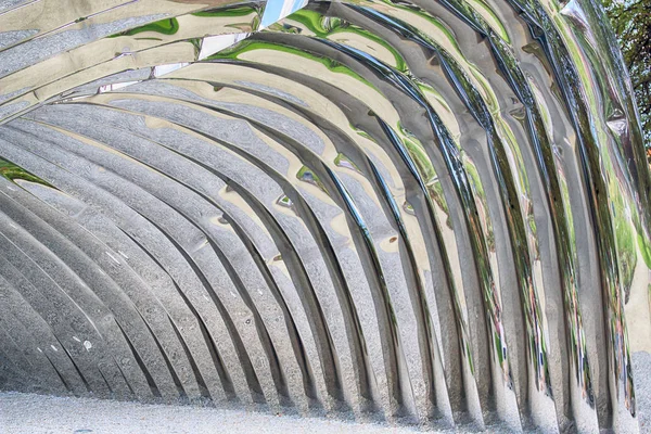 WROCLAW, POLONIA - 29 de julio de 2017: La escultura NAWA diseñada por Oskar Zieta, erigida en la isla Daliowa. Debido a la superficie de acero pulido NAWA refleja su entorno (sensación diferente cada vez ). —  Fotos de Stock