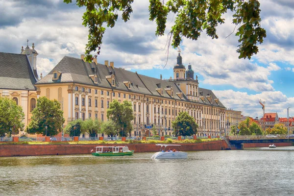 Wroclaw, Polonya - 29 Temmuz 2017: Wroclaw Old Town. Wroclaw Üniversitesi. Tekne düzeyden görüntüleyin. Aşağı Silezya, Polonya, Avrupa'nın tarihsel başkenti.