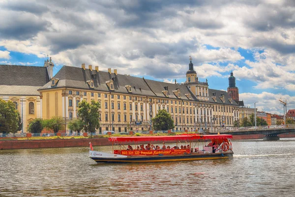 WROCLAW, POLÓNIA - 29 de julho de 2017: Cidade Velha de Wroclaw. Universidade de Wroclaw. Vista do nível do barco. Capital histórica da Baixa Silésia, Polônia, Europa . — Fotografia de Stock