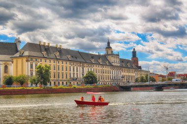 Wroclaw, Polonya - 29 Temmuz 2017: Wroclaw Old Town. Wroclaw Üniversitesi. Tekne düzeyden görüntüleyin. Aşağı Silezya, Polonya, Avrupa'nın tarihsel başkenti.