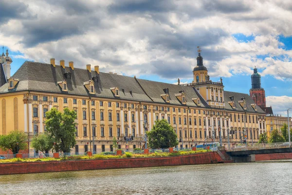 Wroclaw, Polonya - 29 Temmuz 2017: Wroclaw Old Town. Wroclaw Üniversitesi. Tekne düzeyden görüntüleyin. Aşağı Silezya, Polonya, Avrupa'nın tarihsel başkenti.