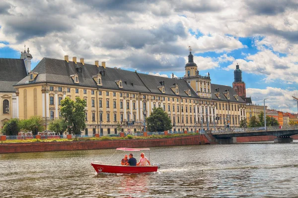 Wroclaw, Polonya - 29 Temmuz 2017: Wroclaw Old Town. Wroclaw Üniversitesi. Tekne düzeyden görüntüleyin. Aşağı Silezya, Polonya, Avrupa'nın tarihsel başkenti.