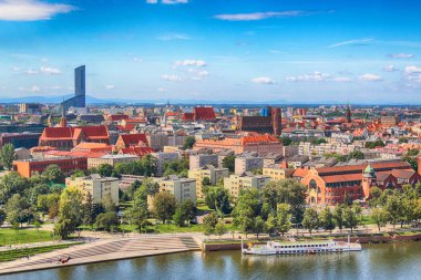 Wroclaw, Polonya - 29 Temmuz 2017: Wroclaw havadan görünümü. Old Town ve katedral Adası (Ostrow Tumski) şehrin en eski parçasıdır. Oder Nehri, tekne ve bir yaz gününde tarihi binalar.
