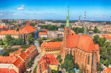 Wroclaw, Polonya - 29 Temmuz 2017: Wroclaw havadan görünümü. Old Town ve katedral Adası (Ostrow Tumski) şehrin en eski parçasıdır. Oder Nehri, tekne ve bir yaz gününde tarihi binalar.