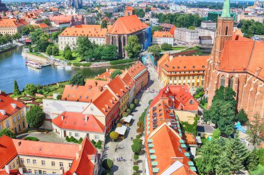 Wroclaw, Polonya - 29 Temmuz 2017: Wroclaw havadan görünümü. Old Town ve katedral Adası (Ostrow Tumski) şehrin en eski parçasıdır. Oder Nehri, tekne ve bir yaz gününde tarihi binalar.
