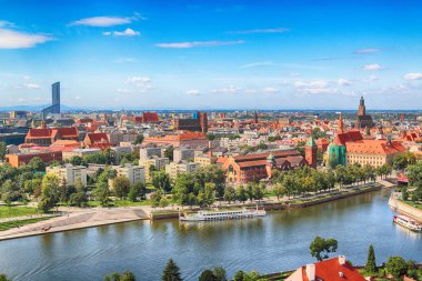 Wroclaw, Polonya - 29 Temmuz 2017: Wroclaw havadan görünümü. Old Town ve katedral Adası (Ostrow Tumski) şehrin en eski parçasıdır. Oder Nehri, tekne ve bir yaz gününde tarihi binalar.