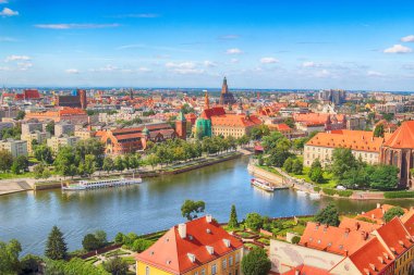 Wroclaw, Polonya - 29 Temmuz 2017: Wroclaw havadan görünümü. Old Town ve katedral Adası (Ostrow Tumski) şehrin en eski parçasıdır. Oder Nehri, tekne ve bir yaz gününde tarihi binalar.