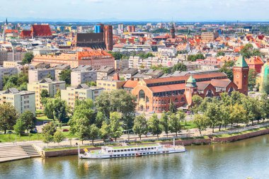 Wroclaw, Polonya - 29 Temmuz 2017: Wroclaw havadan görünümü. Old Town ve katedral Adası (Ostrow Tumski) şehrin en eski parçasıdır. Oder Nehri, tekne ve bir yaz gününde tarihi binalar.