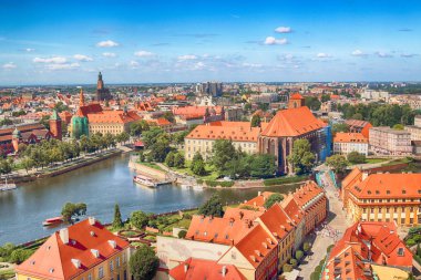 Wroclaw, Polonya - 29 Temmuz 2017: Wroclaw havadan görünümü. Old Town ve katedral Adası (Ostrow Tumski) şehrin en eski parçasıdır. Oder Nehri, tekne ve bir yaz gününde tarihi binalar.