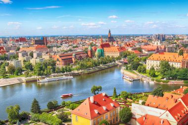 Wroclaw, Polonya - 29 Temmuz 2017: Wroclaw havadan görünümü. Old Town ve katedral Adası (Ostrow Tumski) şehrin en eski parçasıdır. Oder Nehri, tekne ve bir yaz gününde tarihi binalar.