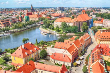 Wroclaw, Polonya - 29 Temmuz 2017: Wroclaw havadan görünümü. Old Town ve katedral Adası (Ostrow Tumski) şehrin en eski parçasıdır. Oder Nehri, tekne ve bir yaz gününde tarihi binalar.