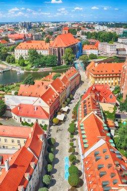Wroclaw, Polonya - 29 Temmuz 2017: Wroclaw havadan görünümü. Old Town ve katedral Adası (Ostrow Tumski) şehrin en eski parçasıdır. Oder Nehri, tekne ve bir yaz gününde tarihi binalar.