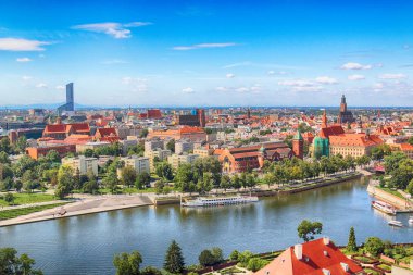 Wroclaw, Polonya - 29 Temmuz 2017: Wroclaw havadan görünümü. Old Town ve katedral Adası (Ostrow Tumski) şehrin en eski parçasıdır. Oder Nehri, tekne ve bir yaz gününde tarihi binalar.
