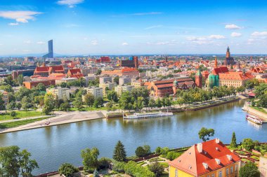 Wroclaw, Polonya - 29 Temmuz 2017: Wroclaw havadan görünümü. Old Town ve katedral Adası (Ostrow Tumski) şehrin en eski parçasıdır. Oder Nehri, tekne ve bir yaz gününde tarihi binalar.