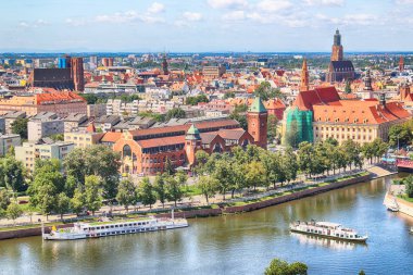 Wroclaw, Polonya - 29 Temmuz 2017: Wroclaw havadan görünümü. Old Town ve katedral Adası (Ostrow Tumski) şehrin en eski parçasıdır. Oder Nehri, tekne ve bir yaz gününde tarihi binalar.