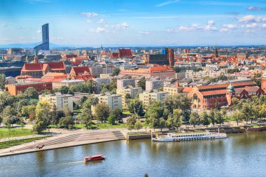 Wroclaw, Polonya - 29 Temmuz 2017: Wroclaw havadan görünümü. Old Town ve katedral Adası (Ostrow Tumski) şehrin en eski parçasıdır. Oder Nehri, tekne ve bir yaz gününde tarihi binalar.