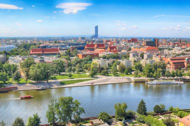 Wroclaw, Polonya - 29 Temmuz 2017: Wroclaw havadan görünümü. Old Town ve katedral Adası (Ostrow Tumski) şehrin en eski parçasıdır. Oder Nehri, tekne ve bir yaz gününde tarihi binalar.