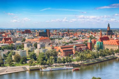 Wroclaw, Polonya - 29 Temmuz 2017: Wroclaw havadan görünümü. Old Town ve katedral Adası (Ostrow Tumski) şehrin en eski parçasıdır. Oder Nehri, tekne ve bir yaz gününde tarihi binalar.